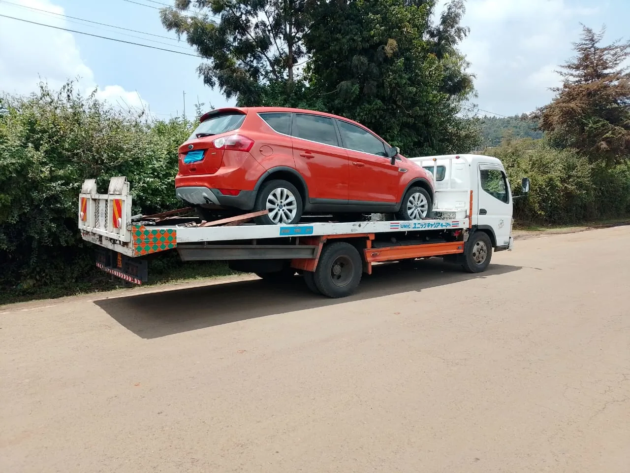 Flatbed tow truck for safe vehicle transport